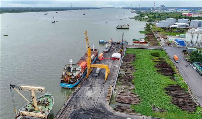 Hiện luồng hàng hải vào cảng Cái Cui còn hạn chế khiến tàu lớn trên 10.000 DWT đầy tải không thể vào luồng sông Hậu, làm giảm khả năng kết nối trực tiếp với các thị trường quốc tế. Ảnh: Thanh Liêm - TTXVN