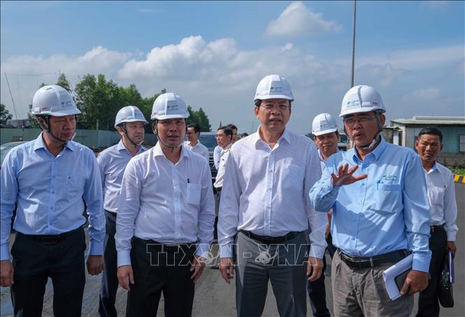 Phó Chủ tịch UBND thành phố Cần Thơ Vương Quốc Nam (thứ hai từ phải sang) khảo sát hoạt động cảng Cái Cui ngày 26/12. Ảnh: Thanh Liêm - TTXVN