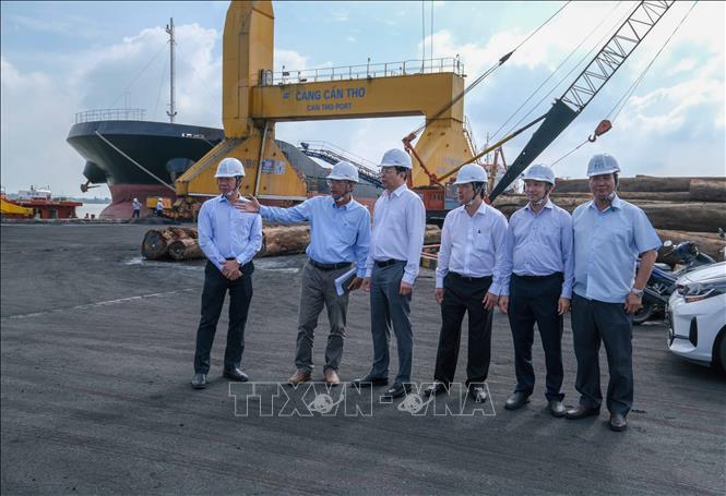 Lãnh đạo UBND thành phố Cần Thơ khảo sát hoạt động của cảng Cái Cui thuộc Công ty cổ phần Cảng Cần Thơ. Ảnh: Thanh Liêm - TTXVN