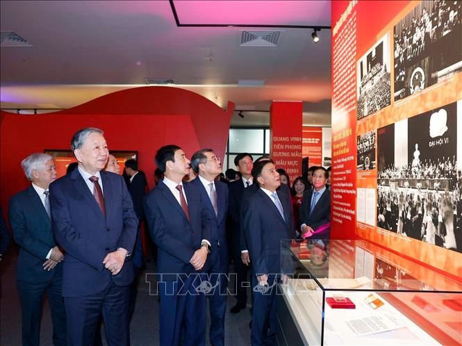 Party General Secretary To Lam, together with senior Party and State leaders, tour the exhibition. VNA Photo: Thống Nhất 