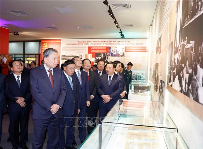 Party General Secretary To Lam, together with senior Party and State leaders, tour the exhibition. VNA Photo: Thống Nhất 