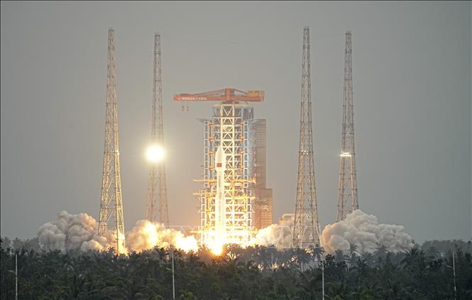 Tên lửa đẩy Trường Chinh - 8A mang theo chùm vệ tinh Internet rời bệ phóng tại bãi phóng tàu vũ trụ ở tỉnh Hải Nam, Trung Quốc ngày 26/12/2025. Ảnh: THX/TTXVN