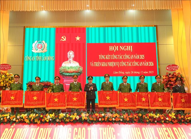 Thiếu tướng Trương Minh Đương, Giám đốc Công an tỉnh Trương Minh Đương trao Cờ thi đua của Bộ Công an cho các tập thể dẫn đầu trong phong trào thi đua “Vì an ninh Tổ quốc” năm 2025. Ảnh Chu Quốc Hùng