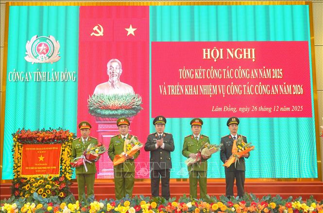 Thiếu tướng Trương Minh Đương, Giám đốc Công an tỉnh Lâm Đồng chúc mừng 4 đơn vị cơ sở được đề nghị Thủ tướng Chính phủ tặng Cờ thi đua. Ảnh: Chu Quốc Hùng - TTXVN
