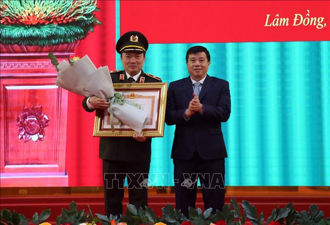 Bí thư Tỉnh ủy Y Thanh Hà Niê K'Đăm thừa lệnh của Thủ tướng Chính phủ tặng Bằng khen cho Công an tỉnh Lâm Đồng. Ảnh: Chu Quốc Hùng - TTXVN

