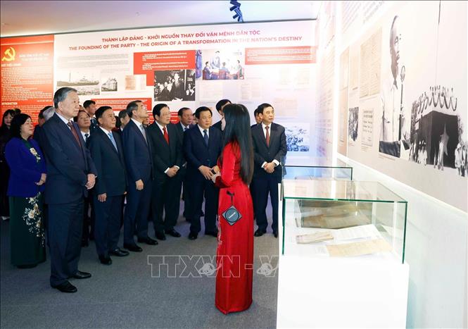 Party General Secretary To Lam, together with senior Party and State leaders, tour the exhibition. VNA Photo: Thống Nhất 