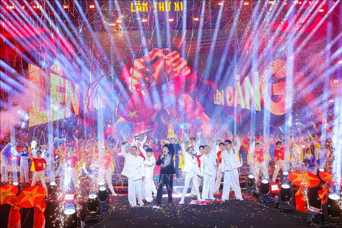 Các nghệ sĩ biểu diễn bài hát 