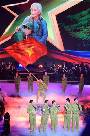 Tiết mục văn nghệ biểu diễn tại chương trình. Ảnh: Hoàng Hiếu - TTXVN