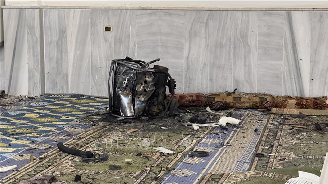 Hiện trường vụ nổ tại đền thờ Hồi giáo ở Wadi al-Dhahab, khu lân cận thành phố Homs, miền Trung Syria ngày 26/12/2025. Ảnh: THX/TTXVN