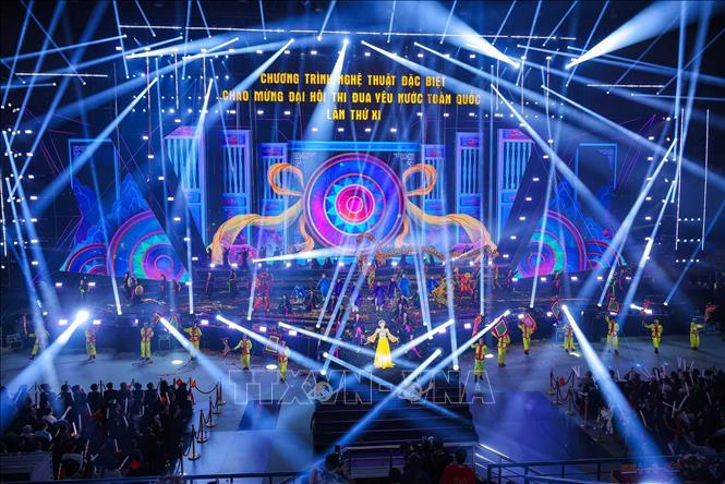 Ca sĩ Hoà Minzy biểu diễn bài hát 