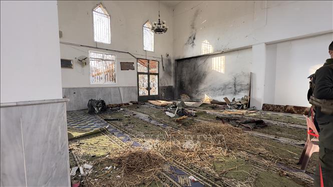 Hiện trường vụ nổ bên trong đền thờ Hồi giáo ở Wadi al-Dhahab, khu lân cận thành phố Homs, miền Trung Syria ngày 26/12/2025. Ảnh: THX/TTXVN