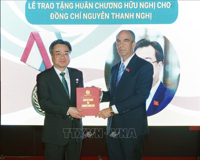 Cuban Ambassador to Vietnam Rogelio Polanco Fuentes bestows the Medal of Friendship from Cuba’s Council of State on Nguyen Thanh Nghi. VNA Photo: Phương Hoa 
