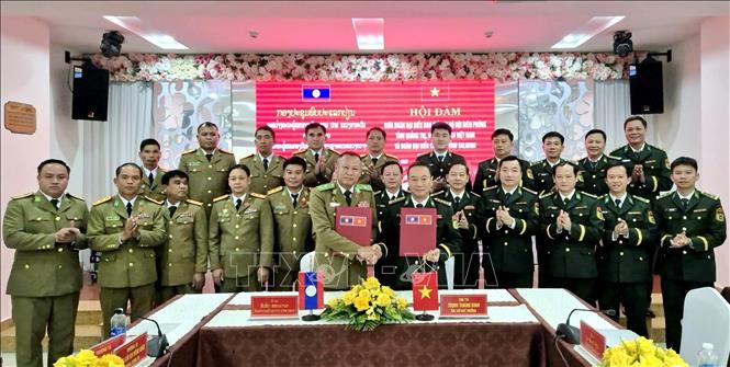 Signing the minutes of the talks. VNA/Photo by courtesy