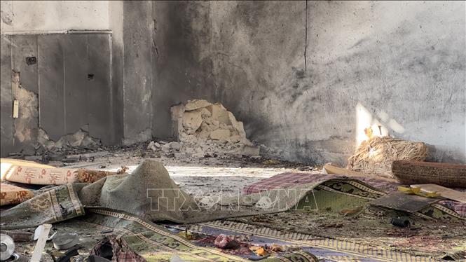 Hiện trường vụ nổ bên trong đền thờ Hồi giáo ở Wadi al-Dhahab, khu lân cận thành phố Homs, miền Trung Syria ngày 26/12/2025. Ảnh: THX/TTXVN