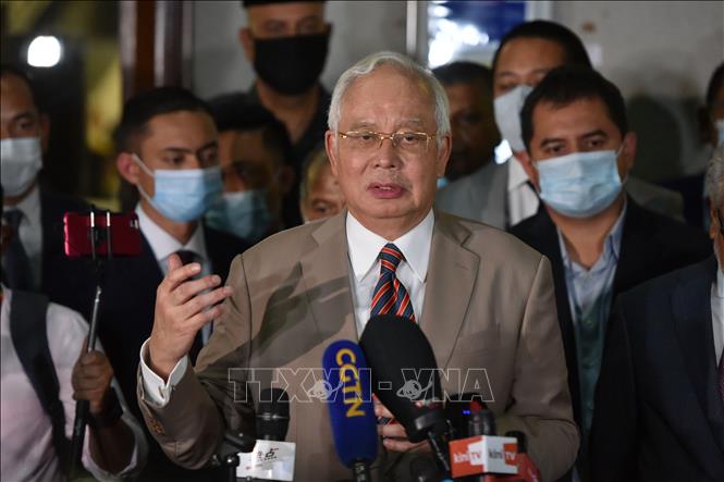 Cựu Thủ tướng Malaysia Najib Razak trả lời báo giới trước khi rời toà án ở Kuala Lumpur, ngày 28/7/2020. Ảnh: THX/TTXVN