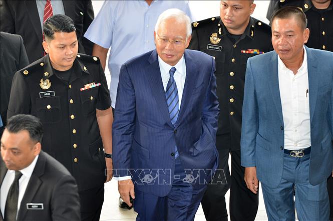 Cựu Thủ tướng Malaysia Najib Razak (giữa) tới toà án ở Kuala Lumpur, ngày 12/12/2018. Ảnh: THX/TTXVN