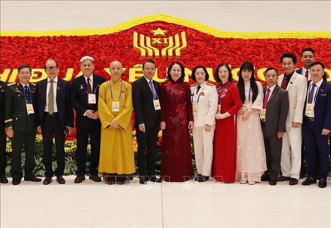 Phó Chủ tịch nước Võ Thị Ánh Xuân, Phó Chủ tịch thứ nhất Hội đồng Thi đua - Khen thưởng Trung ương với các đại biểu dự Đại hội. Ảnh: Lâm Khánh - TTXVN