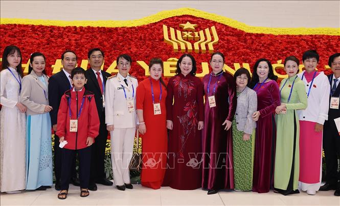 Phó Chủ tịch nước Võ Thị Ánh Xuân, Phó Chủ tịch thứ nhất Hội đồng Thi đua - Khen thưởng Trung ương với các đại biểu dự Đại hội. Ảnh: Lâm Khánh - TTXVN
