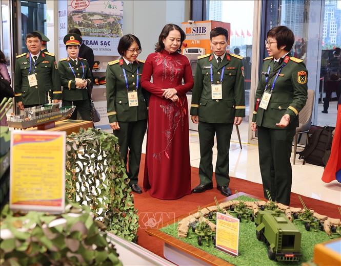 Phó Chủ tịch nước Võ Thị Ánh Xuân, Phó Chủ tịch thứ nhất Hội đồng Thi đua - Khen thưởng Trung ương tham quan gian trưng bày sản phẩm của Bộ Quốc phòng. Ảnh: Lâm Khánh - TTXVN