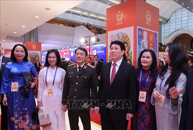 Chủ tịch nước Lương Cường và các đại biểu tham quan trưng bày ảnh của Thông tấn xã Việt Nam tại Đại hội Thi đua yêu nước toàn quốc lần thứ XI. Ảnh: Lâm Khánh - TTXVN