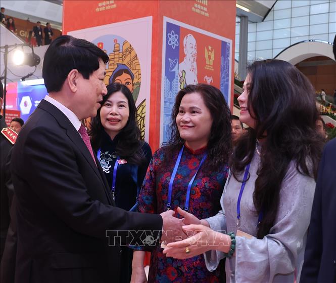 Chủ tịch nước Lương Cường và các đại biểu tham quan trưng bày ảnh của Thông tấn xã Việt Nam tại Đại hội Thi đua yêu nước toàn quốc lần thứ XI. Ảnh: Lâm Khánh - TTXVN