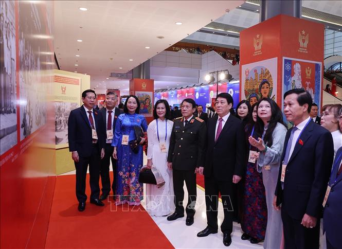 Chủ tịch nước Lương Cường và các đại biểu tham quan trưng bày ảnh của Thông tấn xã Việt Nam tại Đại hội Thi đua yêu nước toàn quốc lần thứ XI. Ảnh: Lâm Khánh - TTXVN