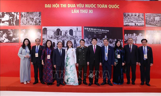 Chủ tịch nước Lương Cường và các đại biểu tại gian trưng bày ảnh của Thông tấn xã Việt Nam ở Đại hội Thi đua yêu nước toàn quốc lần thứ XI. Ảnh: Lâm Khánh - TTXVN