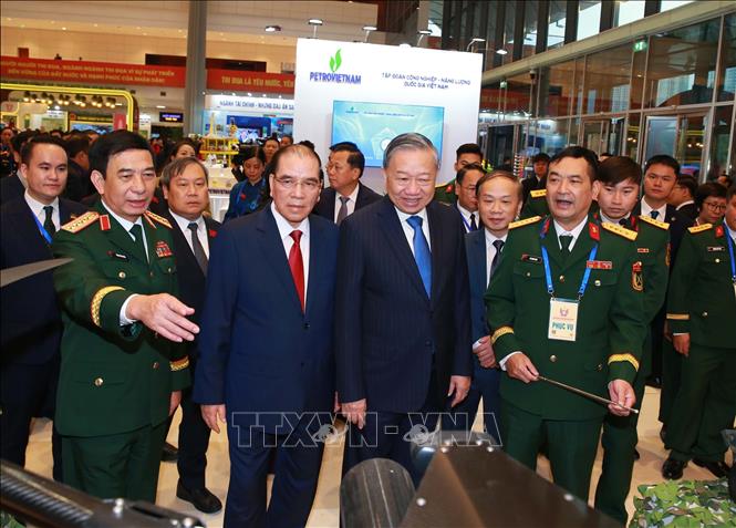 Tổng Bí thư Tô Lâm và các đại biểu tham quan gian trưng bày sản phẩm của Bộ Quốc phòng bên lề đại hội. Ảnh: Trọng Đức - TTXVN