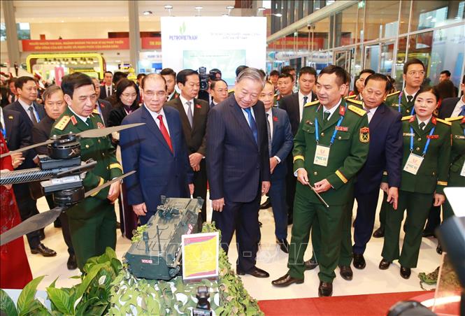 Tổng Bí thư Tô Lâm và các đại biểu tham quan gian trưng bày sản phẩm của Bộ Quốc phòng bên lề đại hội. Ảnh: Trọng Đức - TTXVN