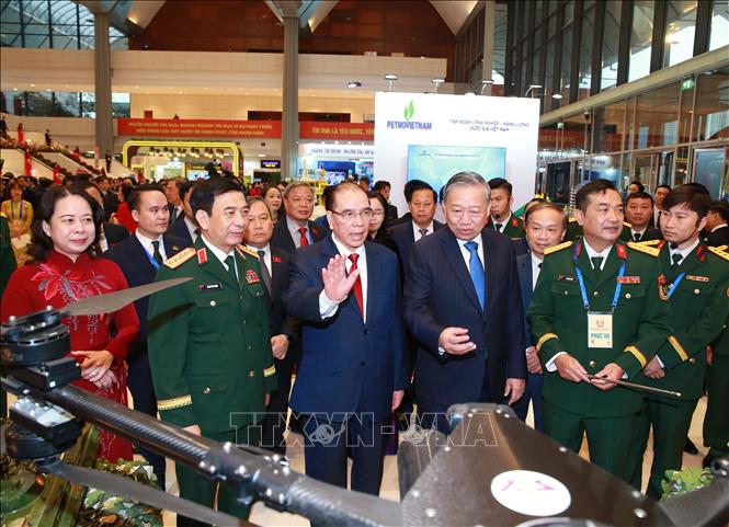 Tổng Bí thư Tô Lâm và các đại biểu tham quan gian trưng bày sản phẩm của Bộ Quốc phòng bên lề đại hội. Ảnh: Trọng Đức - TTXVN