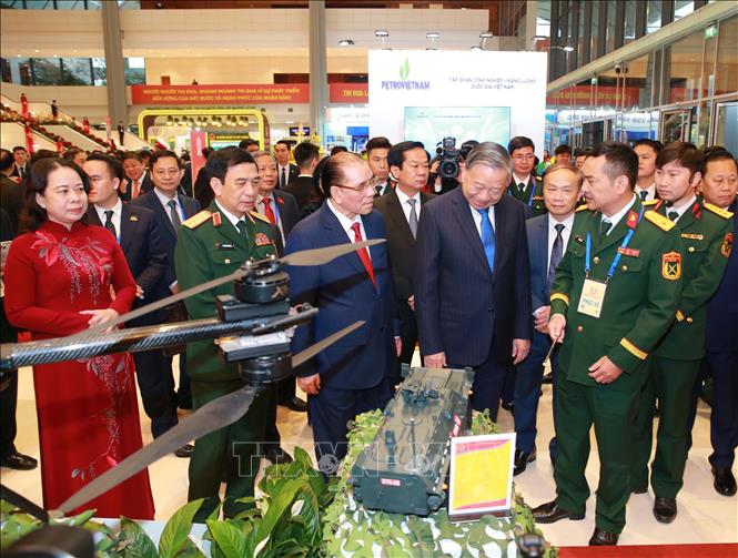 Tổng Bí thư Tô Lâm và các đại biểu tham quan gian trưng bày sản phẩm của Bộ Quốc phòng bên lề đại hội. Ảnh: Trọng Đức - TTXVN