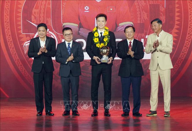 Ban tổ chức trao giải Quả bóng Vàng tới cầu thủ Nguyễn Hoàng Đức. Ảnh: Trung Tuyến – TTXVN