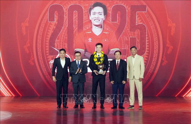 Ban tổ chức trao giải Quả bóng Vàng cho cầu thủ Nguyễn Hoàng Đức. Ảnh: Trung Tuyến – TTXVN