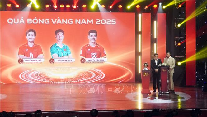 Hai cựu tuyển thủ Quốc gia Việt Nam Nguyễn Hồng Sơn và Lê Huỳnh Đức tại lễ trao giải thưởng Quả bóng vàng nam Việt Nam năm 2025. Ảnh: Trung Tuyến – TTXVN