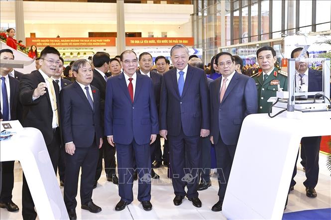 Tổng Bí thư Tô Lâm cùng các đồng chí lãnh đạo, nguyên lãnh đạo Đảng và Nhà nước tham quan các gian trưng bày tại đại hội. Ảnh: Doãn Tấn - TTXVN