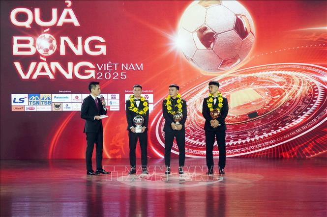 Từ phải qua các cầu thủ: Nguyễn Đa Hải (Quả bóng Đồng), Châu Đoàn Phát (Quả bóng Vàng) và Từ Minh Quang (Quả bóng Bạc) ở nội dung futsal. Ảnh: Trung Tuyến – TTXVN