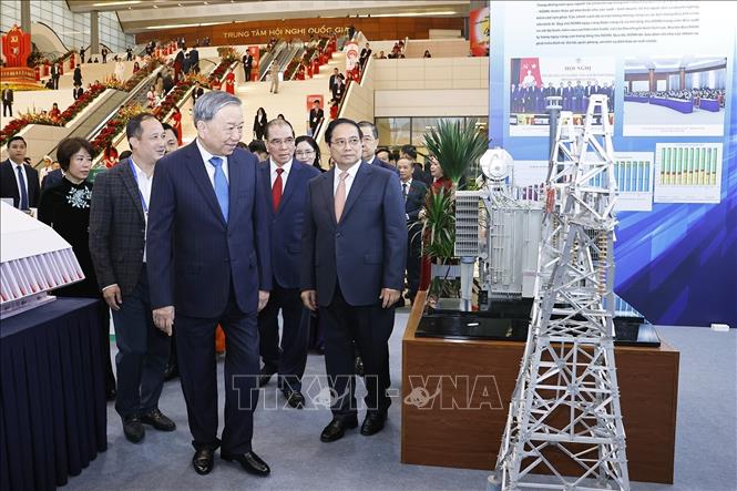 Tổng Bí thư Tô Lâm cùng các đồng chí lãnh đạo, nguyên lãnh đạo Đảng và Nhà nước tham quan các gian trưng bày tại đại hội. Ảnh: Doãn Tấn - TTXVN