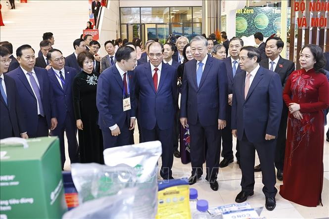 Tổng Bí thư Tô Lâm cùng các đồng chí lãnh đạo, nguyên lãnh đạo Đảng và Nhà nước tham quan các gian trưng bày tại đại hội. Ảnh: Doãn Tấn - TTXVN