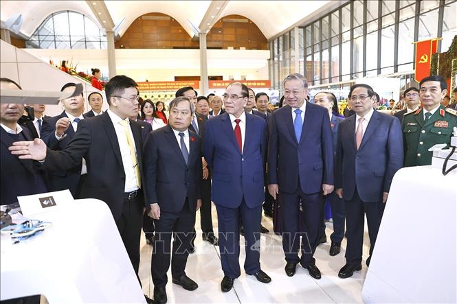 Tổng Bí thư Tô Lâm cùng các đồng chí lãnh đạo, nguyên lãnh đạo Đảng và Nhà nước tham quan các gian trưng bày tại đại hội. Ảnh: Doãn Tấn - TTXVN