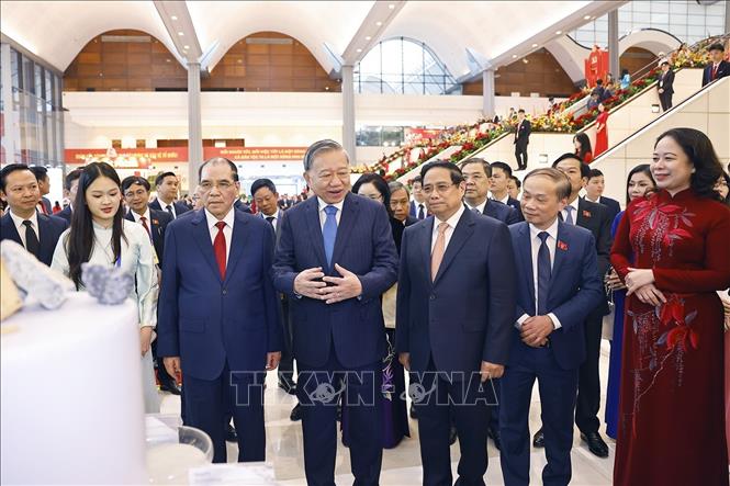 Tổng Bí thư Tô Lâm cùng các đồng chí lãnh đạo, nguyên lãnh đạo Đảng và Nhà nước tham quan các gian trưng bày tại Đại hội. Ảnh: Doãn Tấn - TTXVN