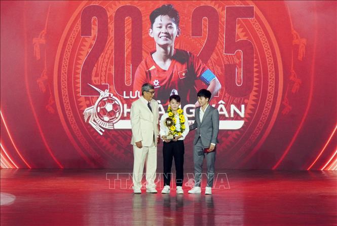 Giải cầu thủ trẻ nữ xuất sắc thuộc về Lưu Hoàng Vân (Câu lạc bộ Phong Phú Hà Nam). Ảnh: Trung Tuyến – TTXVN
