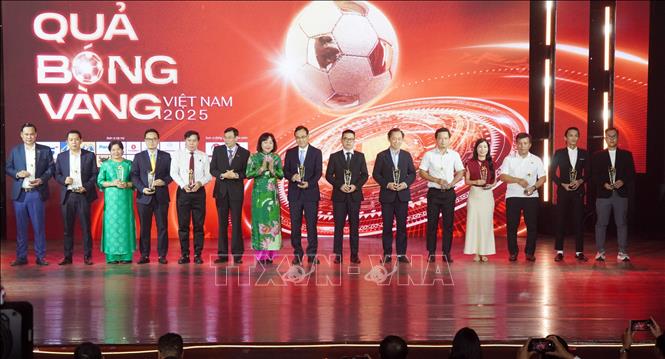 Ban tổ chức trao kỷ niệm chương tới các đơn vị đồng hành cùng giải thưởng Quả bóng vàng nam Việt Nam năm 2025. Ảnh: Trung Tuyến – TTXVN