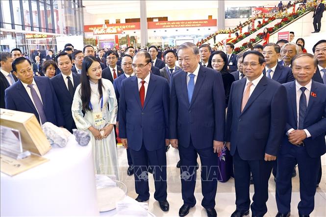 Tổng Bí thư Tô Lâm cùng các đồng chí lãnh đạo, nguyên lãnh đạo Đảng và Nhà nước tham quan các gian trưng bày tại Đại hội. Ảnh: Doãn Tấn - TTXVN