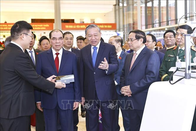 Tổng Bí thư Tô Lâm cùng các đồng chí lãnh đạo, nguyên lãnh đạo Đảng và Nhà nước tham quan các gian trưng bày tại Đại hội. Ảnh: Doãn Tấn - TTXVN