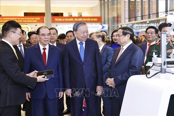 Tổng Bí thư Tô Lâm cùng các đồng chí lãnh đạo, nguyên lãnh đạo Đảng và Nhà nước tham quan các gian trưng bày tại Đại hội. Ảnh: Doãn Tấn - TTXVN