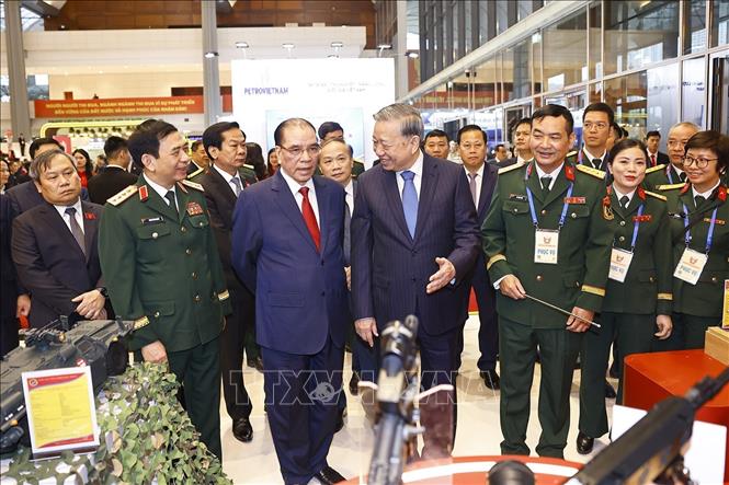 Tổng Bí thư Tô Lâm cùng các đồng chí lãnh đạo, nguyên lãnh đạo Đảng và Nhà nước tham quan các gian trưng bày tại Đại hội. Ảnh: Doãn Tấn - TTXVN