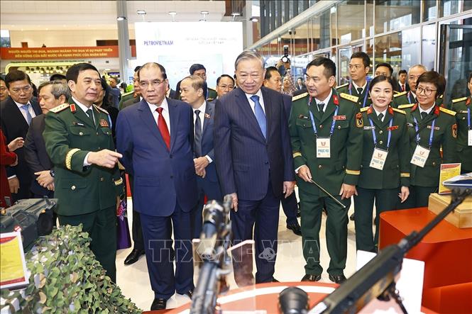 Tổng Bí thư Tô Lâm cùng các đồng chí lãnh đạo, nguyên lãnh đạo Đảng và Nhà nước tham quan các gian trưng bày tại Đại hội. Ảnh: Doãn Tấn - TTXVN