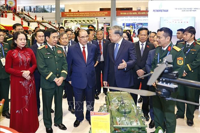 Tổng Bí thư Tô Lâm cùng các đồng chí lãnh đạo, nguyên lãnh đạo Đảng và Nhà nước tham quan các gian trưng bày tại Đại hội. Ảnh: Doãn Tấn - TTXVN