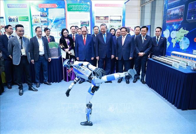 Tổng Bí thư Tô Lâm và Thủ tướng Phạm Minh Chính cùng các đại biểu tham quan trưng bày các sản phẩm tiêu biểu và thành tựu phát triển trong các lĩnh vực. Ảnh: Dương Giang-TTXVN 
