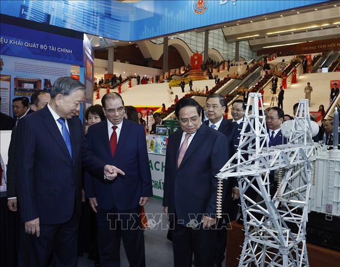 Tổng Bí thư Tô Lâm và Thủ tướng Phạm Minh Chính cùng các đại biểu tham quan trưng bày các sản phẩm tiêu biểu và thành tựu phát triển trong các lĩnh vực. Ảnh: Dương Giang-TTXVN